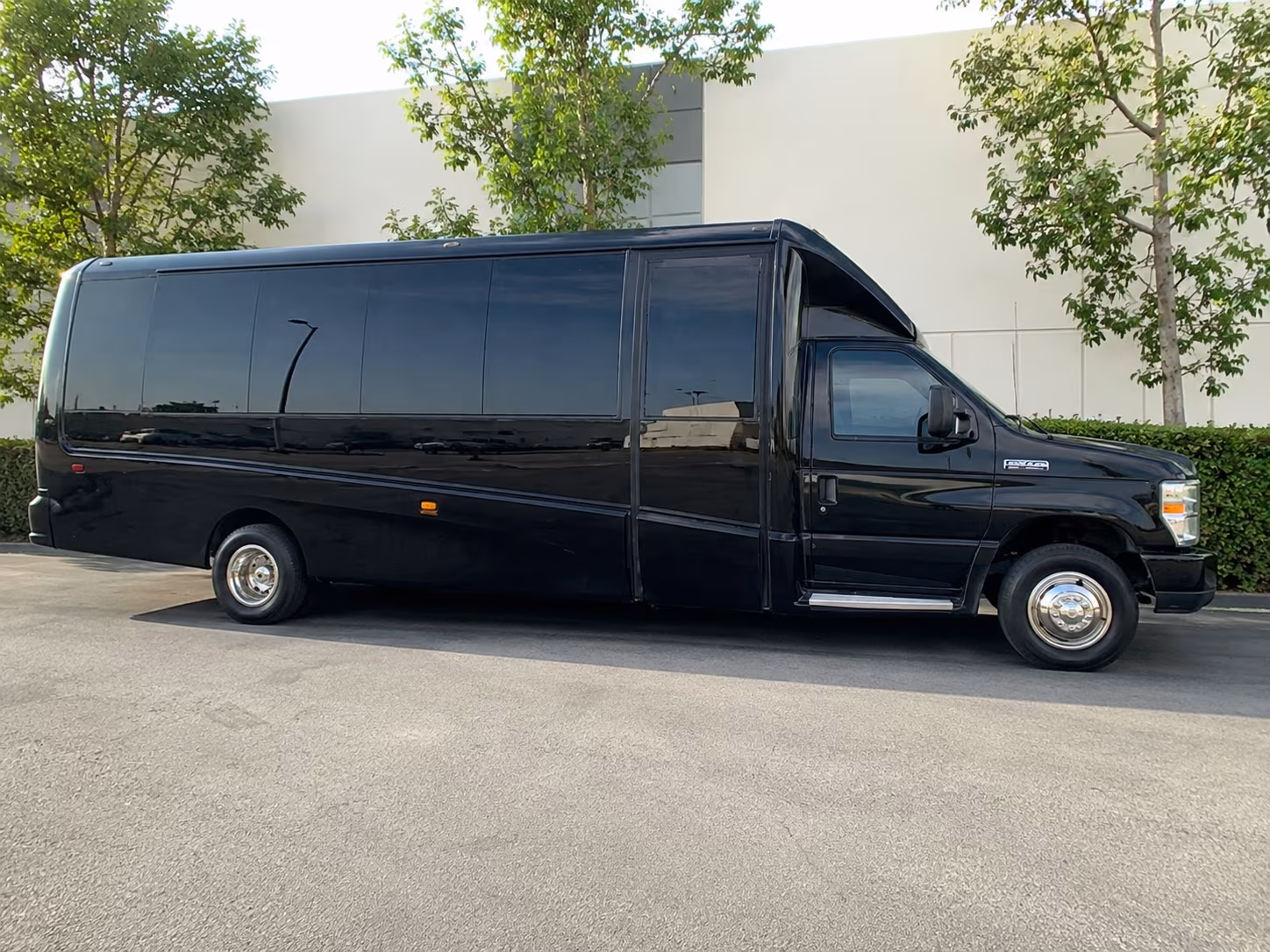 corporate airport transfer buses to and from mcghee tyson airport