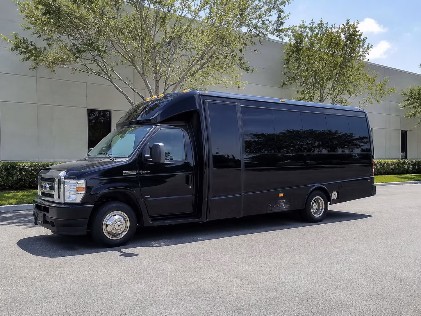 employee shuttle buses for knoxville commuters and campus routes