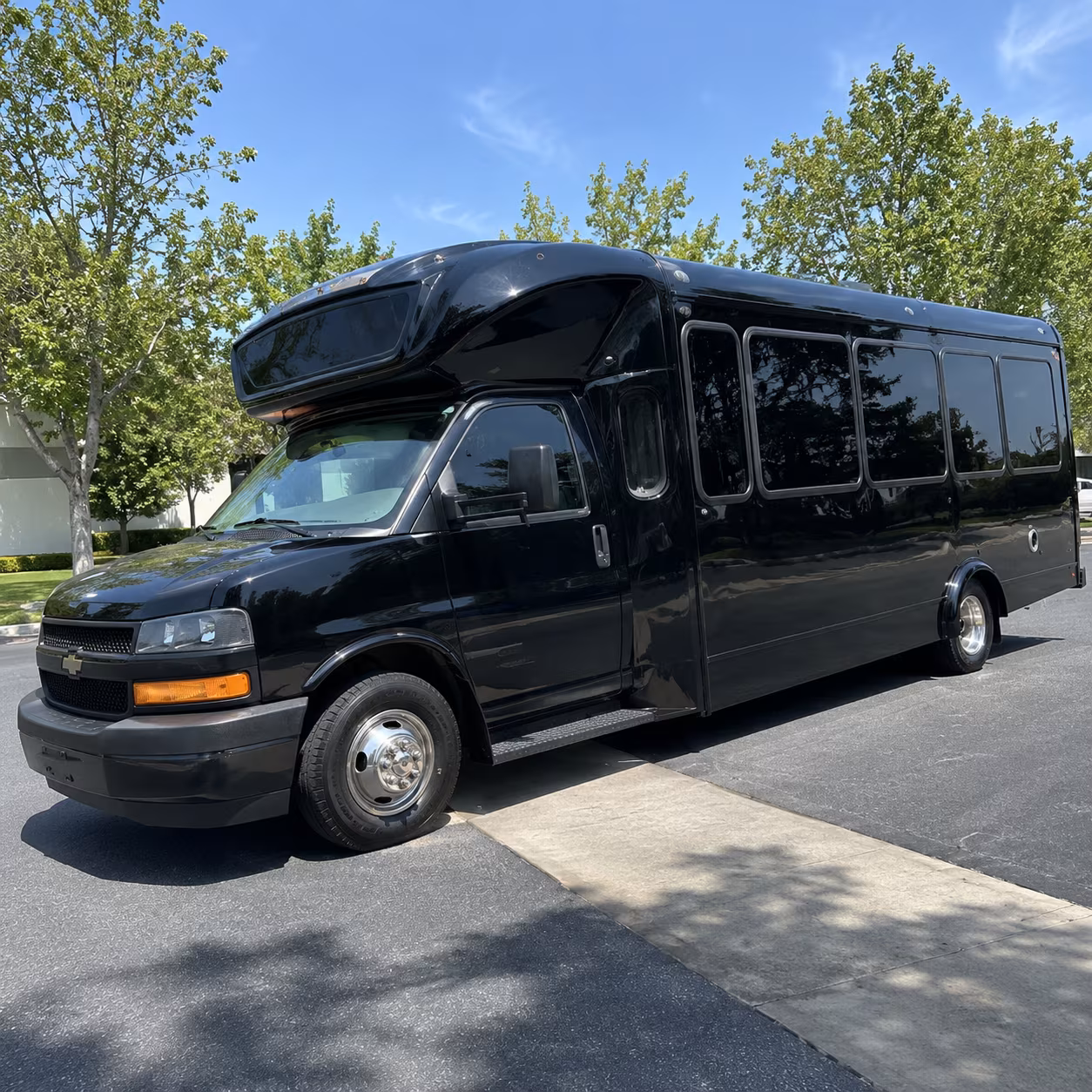 knoxville 15 passenger party bus
